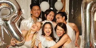 Setelah gelar bridesmaid proposal, Jennifer Coppen dapat kejutan bridal shower dari sahabat terdekat [@jennifercoppenreal20]