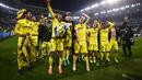 Para pemain Villarreal melakukan selebrasi usai mengalahkan Juventus pada pertandingan leg kedua babak 16 besar Liga Champions di Allianz Stadium, Turi, Italia, Kamis (17/3/2022).  Juventus kalah atas Villarreal 0-3. (Fabio Ferrari, LaPresse via AP)