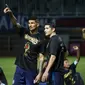 Bek Arema FC, Arthur Cunha da Rocha menunjuk ke atas usai laga final melawan PBFC di Stadion Pakansari, Kab Bogor, Minggu (12/3). Arema menang 5-1 atas PBFC dan berhasil merengkuh trofi Piala Presiden. (Liputan6.com/Helmi Fithriansyah) 