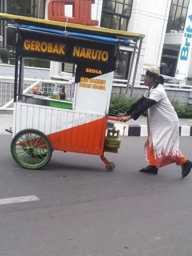 Tampil Beda, Ini 10 Potret Unik Orang Jualan Pakai Kostum Ini Niat Banget