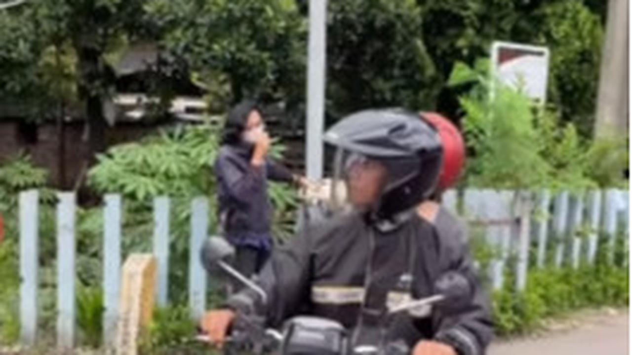 Pemotor Nekat Mau Terobos Perlintasan Padahal Kereta Sudah di Depan Mata