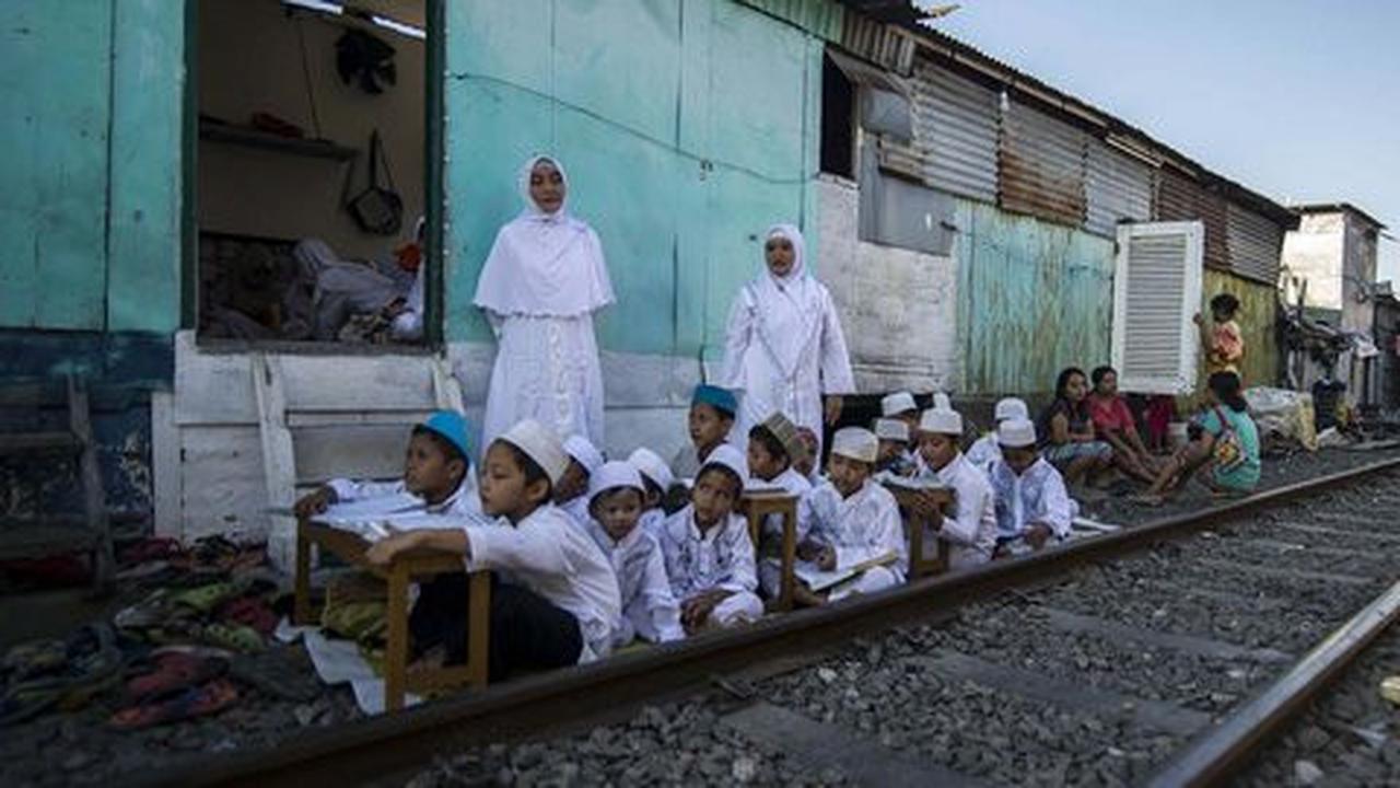 Keberanian anak-anak Surabaya belajar mengaji di pinggir rel