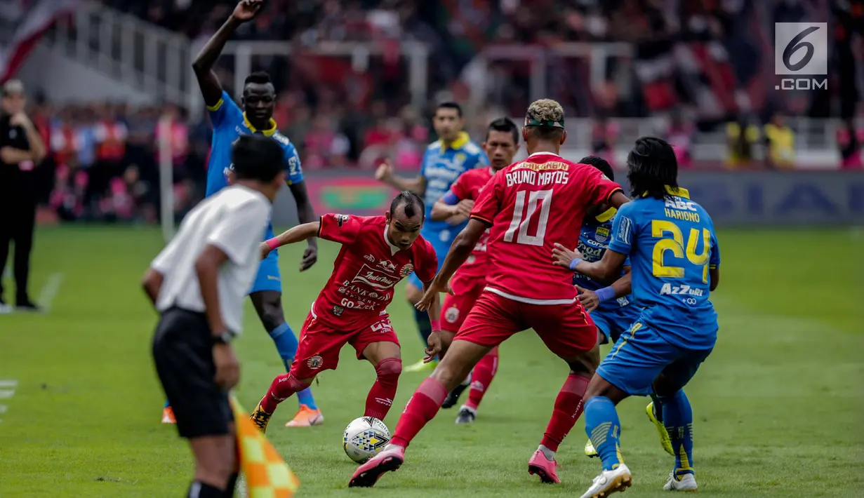 Pemain Persija Jakarta Riko Simanjuntak membawa bola saat melawan Persib Bandung pada Shopee Liga 1 di Stadion Utama GBK, Senayan, Jakarta, Rabu (10/7/2019). Dalam pertandingan babak pertama Persija vs Persib masih imbang 0-0. (Liputan6.com/Faizal Fanani)