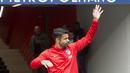 Striker Atletico Madrid, Diego Costa, menyapa suporter saat diperkenalkan di Stadion Wanda Metropolitan, Madrid, Minggu (31/12/2017). Diego Costa resmi kembali berseragam Atletico Madrid setelah terdepak dari Chelsea. (AP/Paul White)