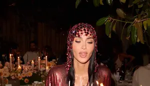 Kim Kardashian Pakai Gaun Vintage Rabanne dari 1995 Rayakan Ulang Tahun ke 34