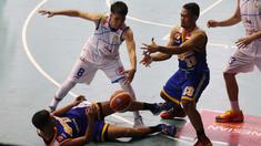 Pemain Satria Muda, Hans Abraham (tengah) berebut bola dengan pemain Bimasakti pada laga IBL Reguler Season di Hall A Senayan, Jakarta, Senin (11/1/2016). Satria Muda menang 55-33. (Bola.com/Nicklas Hanoatubun)