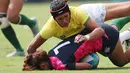 Pemain Rugby Jepang dijatuhkan pemain Brasil saat di Olimpiade Rio 2016, Brasil, Minggu (7/8). (REUTERS / Alessandro Bianchi)