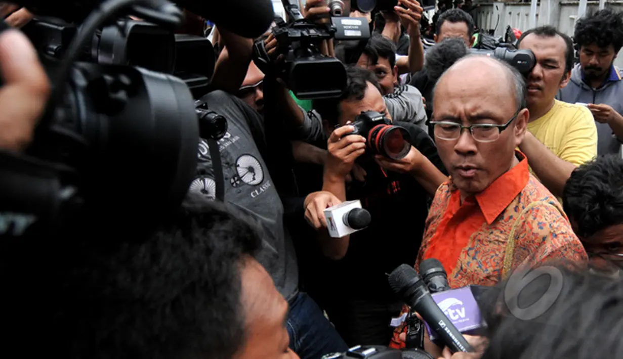Rohaniawan Daniel Alexander memberi keterangan pers seusai mengikuti kebaktian di Lapas Batu, Nusakambangan, Jawa Tengah, Kamis (5/3/2015).  Daniel Alexander mengaku, akan terus memperjuangkan duo Bali Nine tidak dihukum mati (Liputan6.com/Johan Tallo)