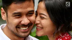 Pasangan selebritis Chicco Jerikho bersama istrinya Putri Marino berpose di hadapan wartawan, Jakarta, Kamis (8/3). Chicco dan Putri berbagi kisah keduanya hingga akhirnya menikah pada 3 Maret 2018. (Liputan6.com/Immanuel Antonius)