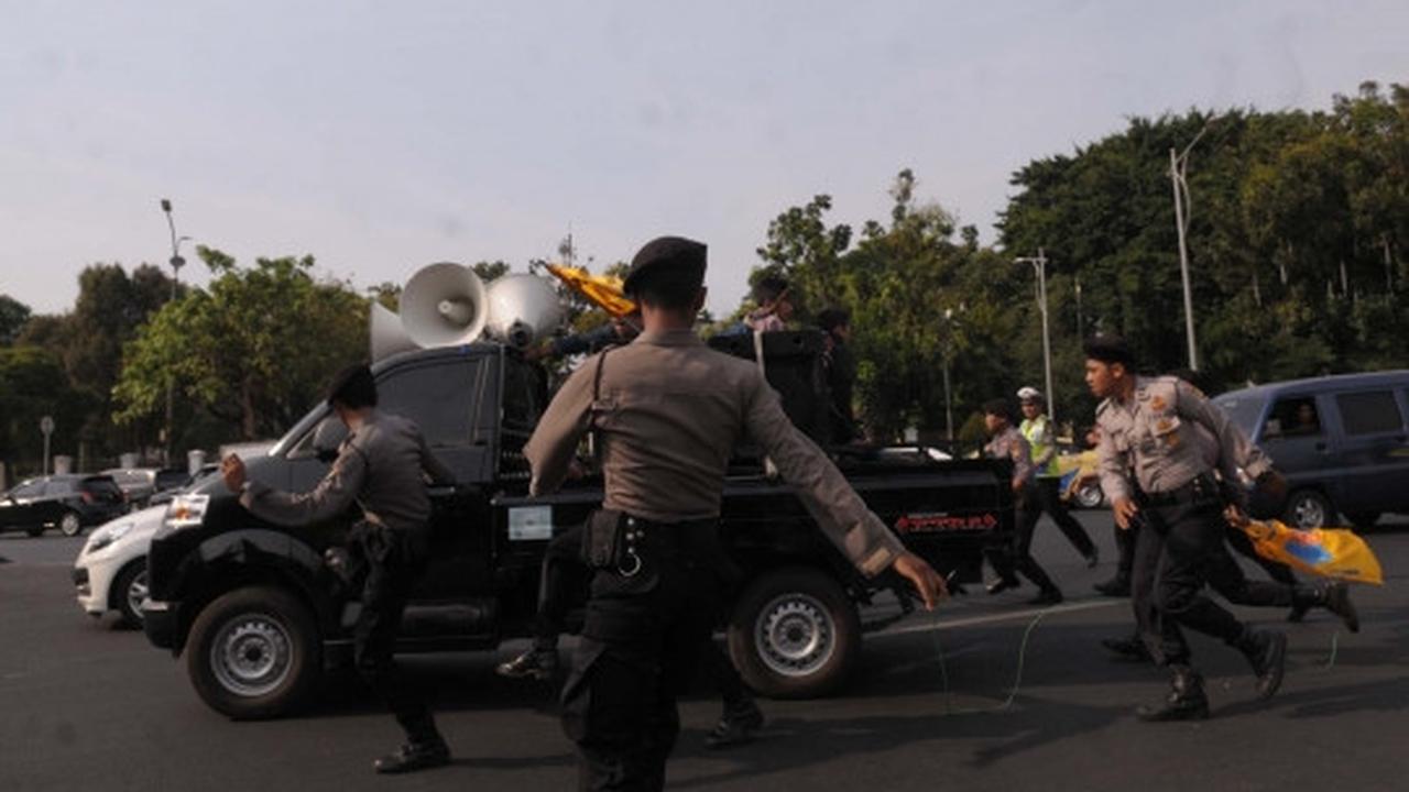Demo setahun kinerja Jokowi-JK di Istana berujung bentrok