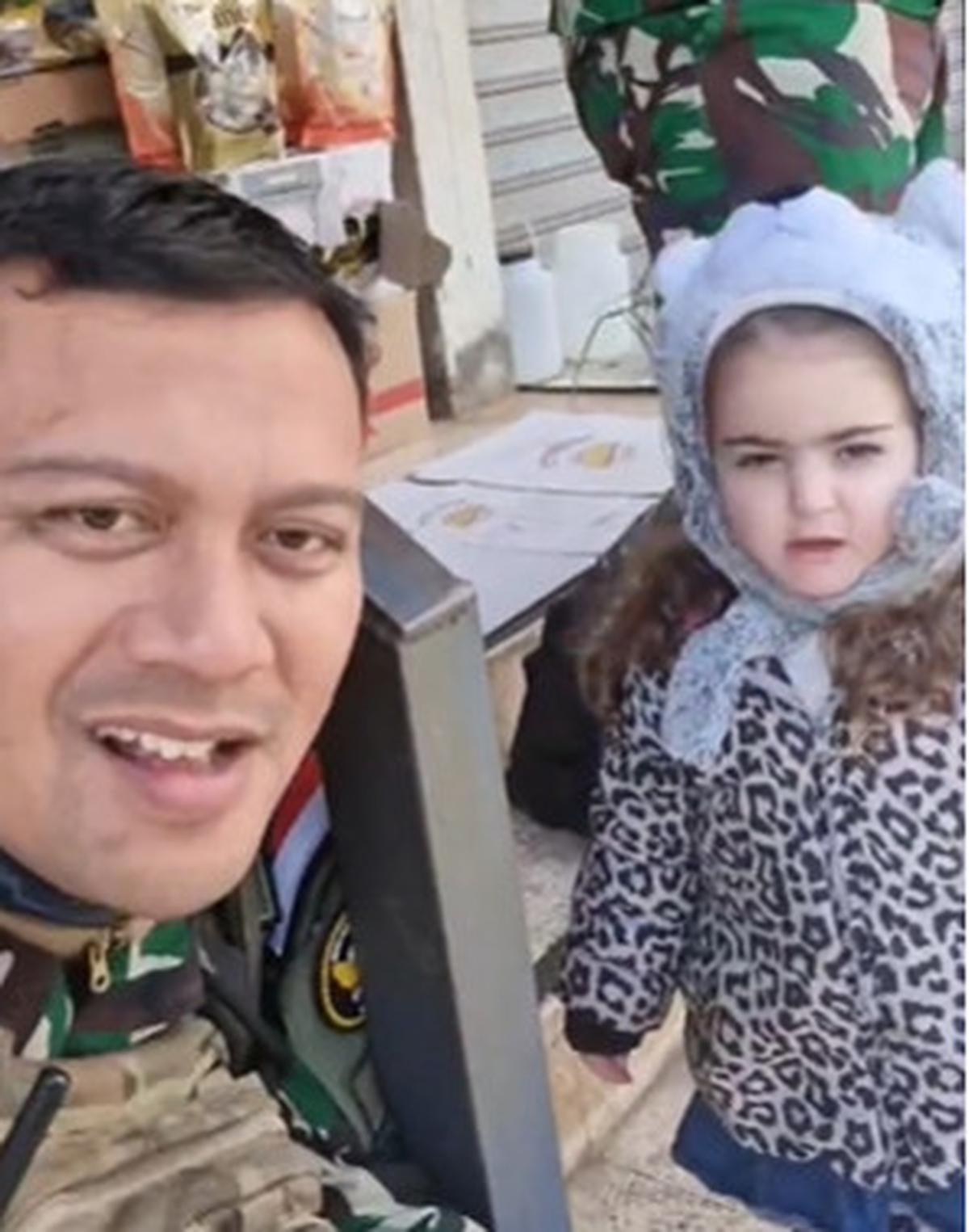 Anak Kecil Perempuan Lebanon ini Bikin Anggota TNI Gemes & Mau Bawa ke Indonesia