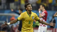 Ujung tombak Brasil, Neymar, melakukan selebrasi usai mencetak gol keduanya ke gawang Kroasia gol di laga perdana Piala Dunia 2014 di Corinthians Arena, Sao Paulo, (13/6/2014). (AFP PHOTO/Odd Andersen)
