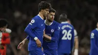 Debut pemain anyar Chelsea, Joao Felix berjalan muram. Pemain Timnas Portugal tersebut gagal menghindarkan Chelsea dari kekalahan 1-2 dari tuan rumah Fulham pada pekan ke-19 Liga Inggris 2022/2023, Jumat (13/1/2023) dini hari WIB. Apesnya lagi, sang pemain juga menjadi salah satu aktor kekalahan Chelsea akibat kartu merah yang diterimanya. (AP Photo/Alastair Grant)