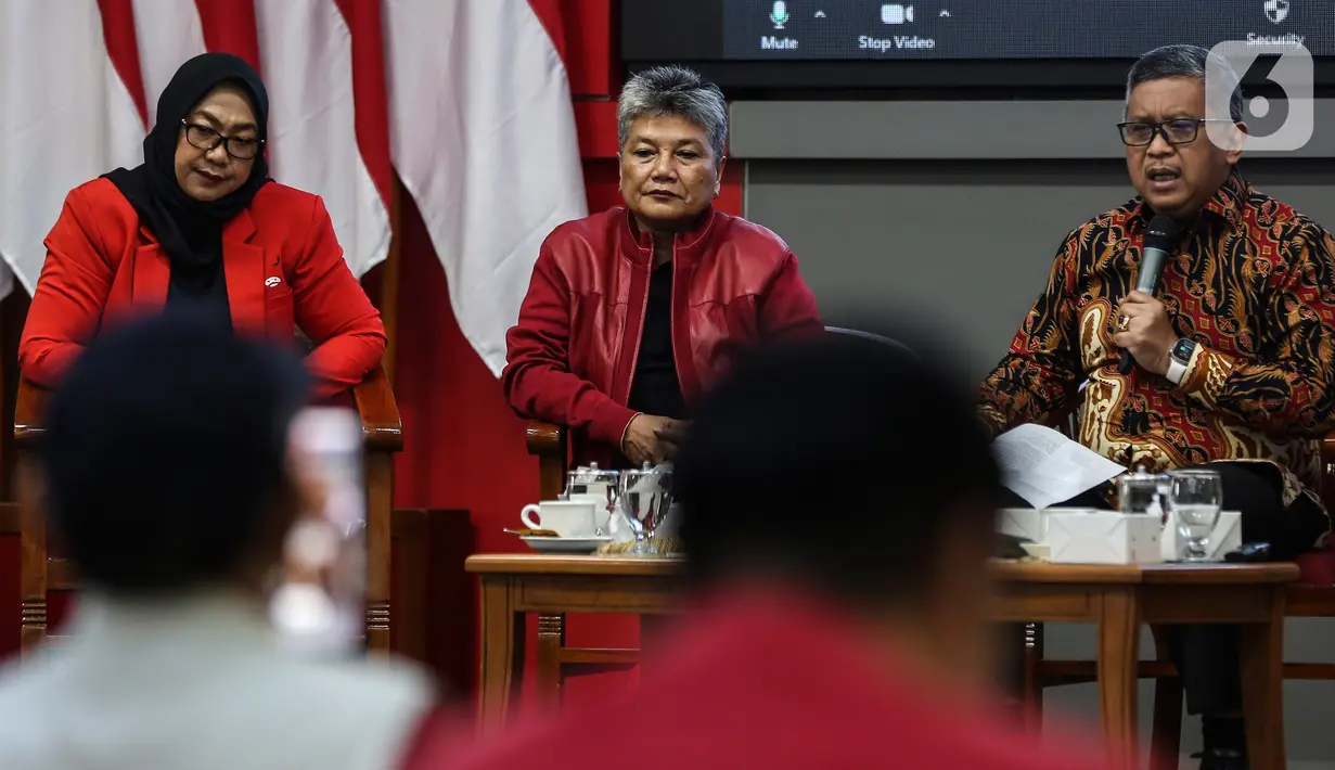 Sekjen PDI Perjuangan Hasto Kristiyanto (kanan) saat menjadi pembicara dalam Seminar Nasional di Sekolah Partai PDI Perjuangan, Lenteng Agung, Jakarta, Kamis (2/3/2023). Hasto mengingatkan pentingnya meningkatkan kesadaran hingga kewaspadaan dari pemerintahan daerah serta warga terhadap bahaya bencana alam, khususnya bencana bumi serta tsunami. (Liputan6.com/Johan Tallo)