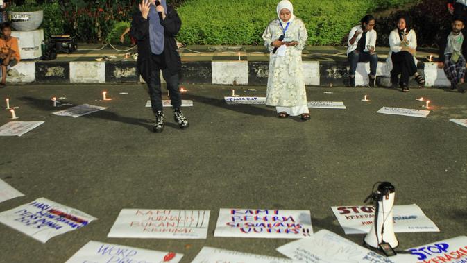 <p>Musikalisasi Puisi mewarnai acara peringatan Hari Kebebasan Pers Dunia yang digelar AJI Palembang, di simpang DPRD Sumsel, pada Rabu (3/5/2023) malam (Dok. Humas AJI Palembang / Nefri Inge)</p>