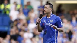 Kapten Chelsea, John Terry, menyampaikan ucapan perpisahan kepada suporter usai laga melawan Sunderland di Stamford Bridge, Minggu (21/5/2017). Terry resmi mengakhiri kiprahnya selama 22 tahun di Chelsea. (AP/Kirsty Wigglesworth)