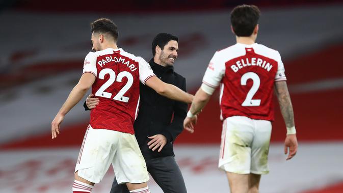 Pelatih Arsenal, Mikel Arteta berselebrasi dengan para pemainnya usai pertandingan melawan Chelsea pada lanjutan Liga Inggris di Stadion Emirates di London, Minggu (27/12/2020). (AFP/Pool/Adrian Dennis)
