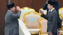 Presiden Prabowo Subianto memberi hormat saat menyapa Presiden ketujuh RI Joko Widodo usai menyampaikan Pidato Kenegaraan di gedung parlemen di Jakarta, Indonesia, Jumat, 14 Agustus 2026. (AP Photo/Dita Alangkara)