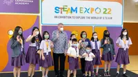 Principle Sampoerna Academy Surabaya John Murphy beserta beberapa murid menampilkan project dan karyanya di acara STEAM Expo 2022. (Istimewa).