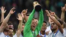 Kiper Jerman Marc-Andre Ter Stegen mengangkat trofi saat merayakan kemenanganya usai final Piala Konfederasi 2017 di Stadion Saint Petersburg, Rusia (2/7). (AFP Photo/Franck Fife)