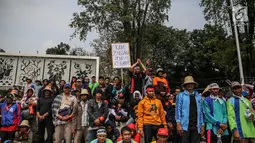 Ratusan nelayan yang tergabung dalam Aliansi Nelayan Indonesia menggelar unjuk rasa di depan Istana Merdeka, Jakarta, Selasa (11/7). Aksi ini bentuk keprihatinan atas pelarangan alat tangkap oleh Menteri Susi Pudjiastuti. (Liputan6.com/Faizal Fanani)