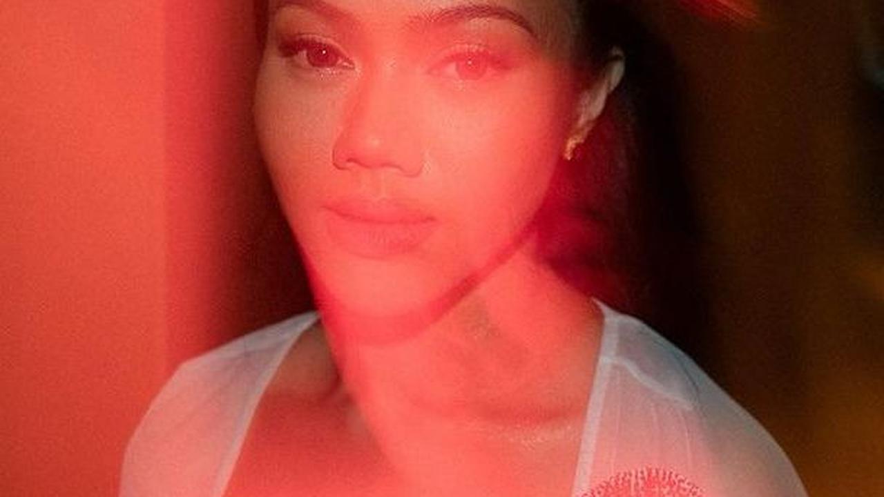 Terakhir, sentuhan editing faded membuat foto-foto Yura semakin terlihat estetik. Meski wajahnya tampak samar, kecantikan Yura dengan segala konsep busananya tetap terlihat bersinar.