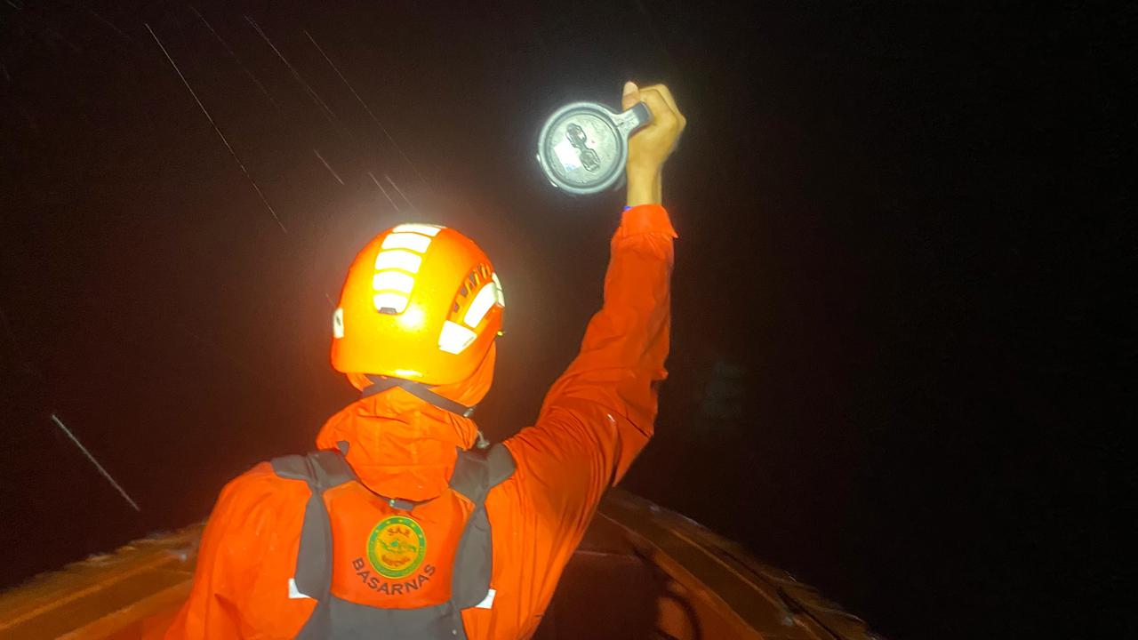 Momen Dramatis Korban Kapal Boat Terbalik di Mentawai, Bertahan dengan Puing Perahu Berenang ke Daratan