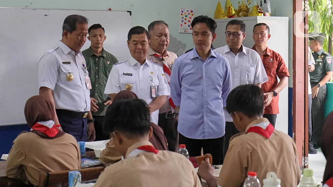 Wapres Gibran Rakabuming Raka Tinjau Langsung Uji Coba Program Makan Bergizi Gratis di SMPN 270 Jakarta