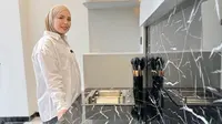 Tya Ariestya Tunjukkan Dapur Kos-Kosan Barunya, Desainnya Mewah Minimalis