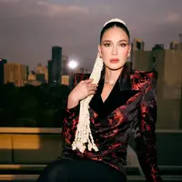 Aktris yang dikenal selalu tampil elegan ini menghadirkan gaya yang berbeda, perpaduan antara glamor modern dan sentuhan tradisi Jawa yang kuat. [@lunamaya/@claudianrh].