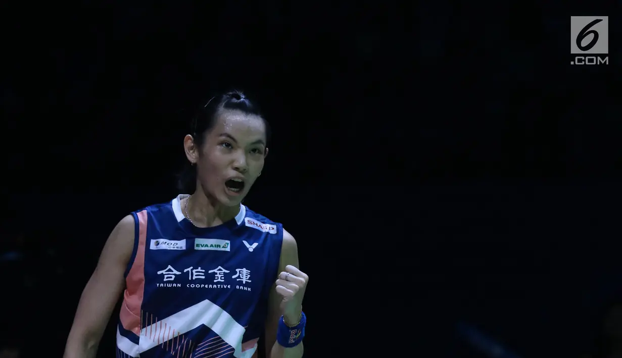 Tunggal putra China Taipei, Tai Tzu Ying bersorak saat melawan pebulu tangkis China, He Bingjiao pada semifinal Indonesia Open 2018 di Istora GBK, Jakarta, Sabtu (7/7). Tai Tzu Ying menang 21-13, 21-8. (Liputan6.com/Helmi Fithriansyah)