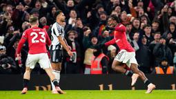 Pemain Manchester United, Patrick Dorgu merayakan golnya ke gawang Newcastle dalam laga bertajuk Boxing Day Liga Inggris 2025/2026 di Old Trafford, Manchester, Inggris, Jumat (26/12/2025) waktu setempat. (AP Photo/Dave Thompson)