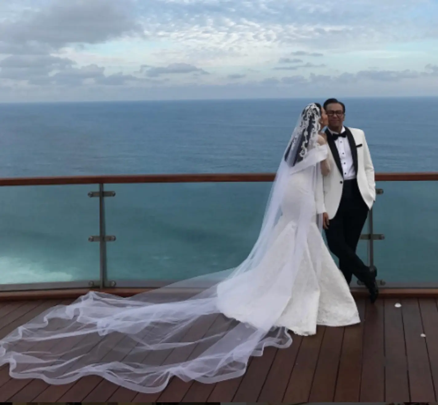 Sammy Simorangkir dan Viviane resmi menikah. Pernikahan mereka dilatarbelakangi suasana yang romantis di Bali. (Instagram @bubahalfian)