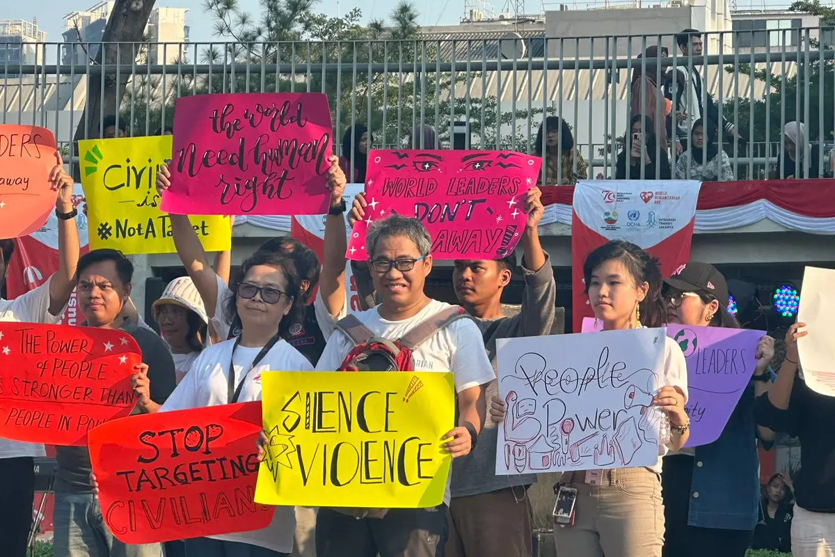 Memperingati Hari Kemanusiaan Internasional pemerintah, LSM, universitas, pengunjung, dan PBB berkumpul di Taman Literasi Martha Christina Tiahahu untuk merayakan kemanusiaan dan memperkuat aksi bersama bagi mereka yang membutuhkan (Dok. PBB Indonesia).