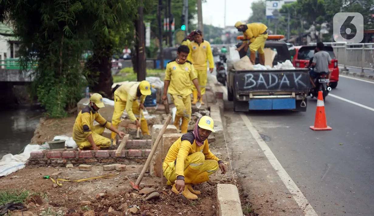Petugas Sudin Bina Marga memerbaiki trotoar di Jalan Dr. Saharjo, Menteng Atas, Jakarta Selatan, Selasa (17/11/2020). Selama periode Januari hingga Oktober 2020, Suku Dinas (Sudin) Bina Marga Jakarta Selatan telah memperbaiki  6.132 titik trotoar di wilayahnya. (Liputan6.com/Immanuel Antonius)
