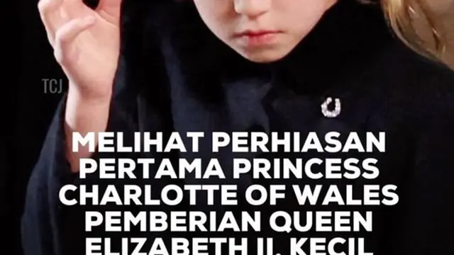 Di acara pemakaman, Putri Charlotte mengenakan perhiasan pemberian nenek buyutnya, Ratu Elizabeth II. Ia menyematkan bros berlian dengan bentuk tapal kuda pada dress hitam yang digunakannya.
Seperti apa potretnya? Simak video berikut ini.