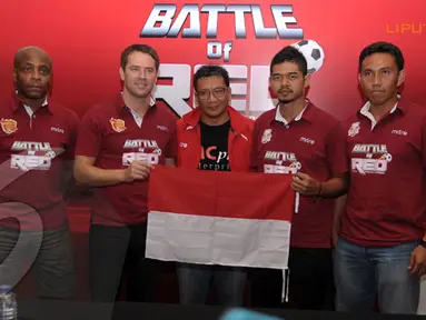 Sesi foto para bintang yang akan bertanding dalam Battle of Red. Pertandingan akan dilakukan Rabu, (23/10/13) di GBK Senayan, Jakarta (Liputan6.com/ Helmi Fithriansyah)