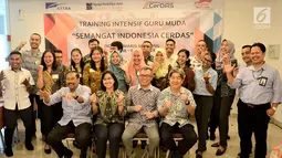 Pengurus Yayasan Pendidikan Astra Michael D. Ruslim (YPA-MDR) foto bersama dengan para guru pada peluncuran program Semangat Indonesia Cerdas di Serpong, Tangerang, Senin (22/4). Program tersebut diselenggarakan untuk meningkatkan mutu pendidikan di wilayah prasejahtera. (Liputan6.com/HO/Tyo)