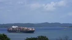 Sebuah kapal kargo menunggu di danau Gatun, untuk transit melalui kunci Agua Clara di Terusan Panama di Agua Clara, Panama, Kamis, 3 Agustus 2023. Otoritas Terusan Panama mengatakan pihaknya membatasi lalu lintas menjadi 32 transit kapal setiap hari melalui terusan setelah berbulan-bulan mengalami kekeringan dan memperkirakan akan ada penurunan pendapatan pada tahun 2024 karena krisis air yang sedang berlangsung. (AP Photo/Arnulfo Franco)