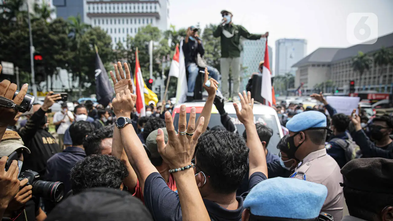 FOTO: Aksi Evaluasi Jokowi, Mahasiswa dan Polisi Terlibat Saling Dorong