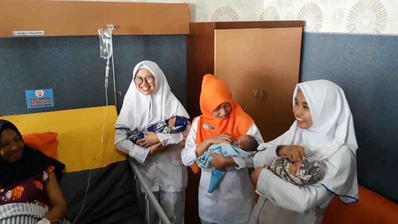 Bayi kembar tiga lahir dengan persalinan normal di Majenang Kabupaten Cilacap Jawa Tengah. (Foto: Liputan6.com/Muhamad Ridlo)