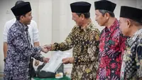 Wakil Menteri Agraria dan Tata Ruang/Badan Pertanahan Nasional (ATR/BPN) Raja Juli Antoni melakukan kunjungan kerja di Sukoharjo, Jawa Tengah, dengan menyerahkan 20 sertifikat tanah wakaf seluas 13.385 meter persegi yang tersebar di 7 Kecamatan. (Foto: Istimewa).