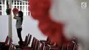 Aktivitas panitia saat mendekorasi kompleks Gereja Katedral untuk persiapan menyambut perayaan Hari Natal di Jakarta, Minggu (23/12). Gereja Katedral mengusung tema 'Persatuan Indonesia' dalam perayaan Natal tahun ini. (Merdeka.com/Iqbal S Nugroho)
