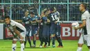 Selebrasi pemain Arema Cronus setelah Ahmad Alfarizi mencetak gol kemenangan ke gawang Sriwijaya FC dalam semifinal Torabika Bhayangkara Cup 2016 di Stadion Kanjuruhan, Kabupaten Malang, Kamis (31/3/2016). (Bola.com/Iwan Setiawan)