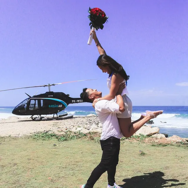 Lepas Status Janda, 6 Momen Romantis Melanie Putria Dilamar Kekasih di Helikopter