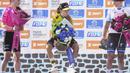 Pembalap Team Visma-Lease, Pauline Ferrand-Prevot berusaha menjunjung trofi kemenangan Paris Roubaix Femmes 2025 pada Sabtu (12/04/2025) waktu setempat. Perlombaan tersebut menempuh 148,5 km dari Denain hingga Roubaix, Prancis. (AP Photo/Thibault Camus)
