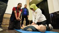Peserta Workshop BHD DWP Kemenkes berlatih teknik CPR bersama tenaga medis profesional, sebagai bekal hadapi situasi darurat dan selamatkan nyawa. (Foto: Biro Komunikasi dan Informasi Publik Kemenkes RI/Syella Agustine)
