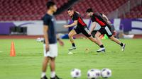 Pemain Timnas Indonesia, Jay Idzes (tengah) dan Sandy Walsh saat latihan resmi menjelang laga putaran ketiga Grup C Kualifikasi Piala Dunia 2026 di Stadion Utama Gelora Bung Karno (SUGBK), Senayan, Jakarta, Senin (24/03/2025). (Bola.com/Bagaskara Lazuardi)