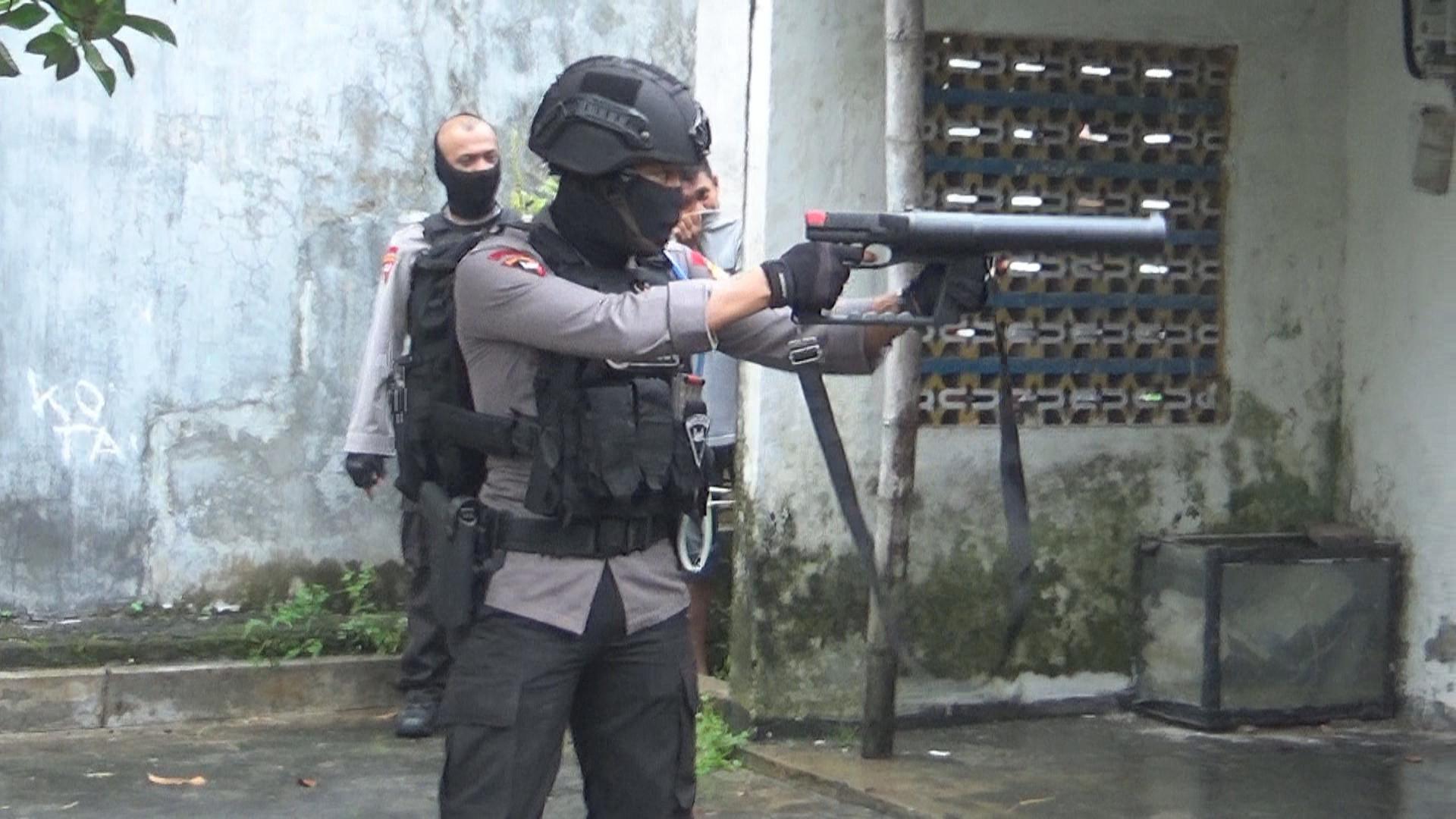 Tangkap Orang Gangguan Jiwa Tim Gegana Dilempari Kotoran Regional Liputan6 Com