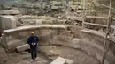 Arkeolog Tehillah Lieberman menunjukkan sebuah teater Romawi kuno yang ditemukan di dekat Tembok Ratapan, sebelah barat Yerusalem, Senin (16/10). Keberadaan ruang teater itu terungkap setelah penggalian sedalam delapan meter. (AP/Sebastian Scheiner)